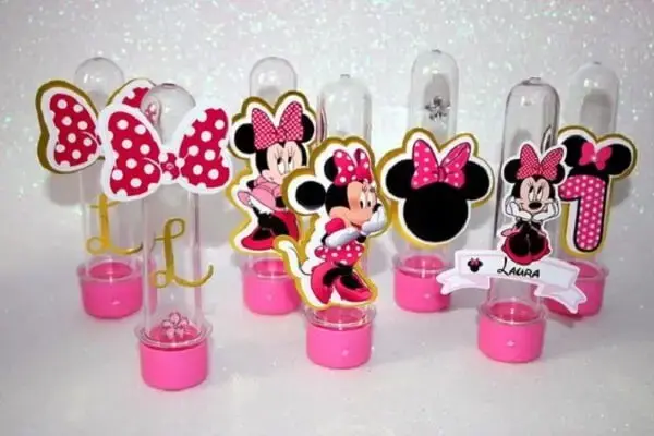 Utilize tubetes decorados com a personagem Minnie