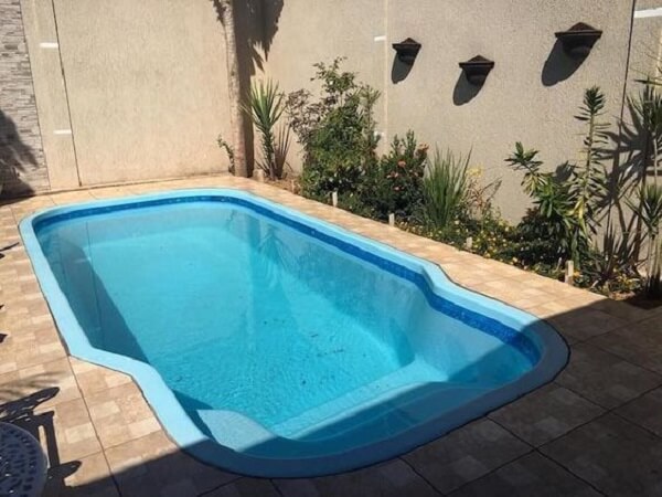 A piscina em fibra de vidro é uma ótima opção para a área de lazer pequena