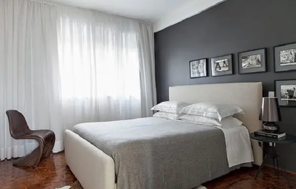 Poucos móveis compõem a decoração de quarto simples de casal