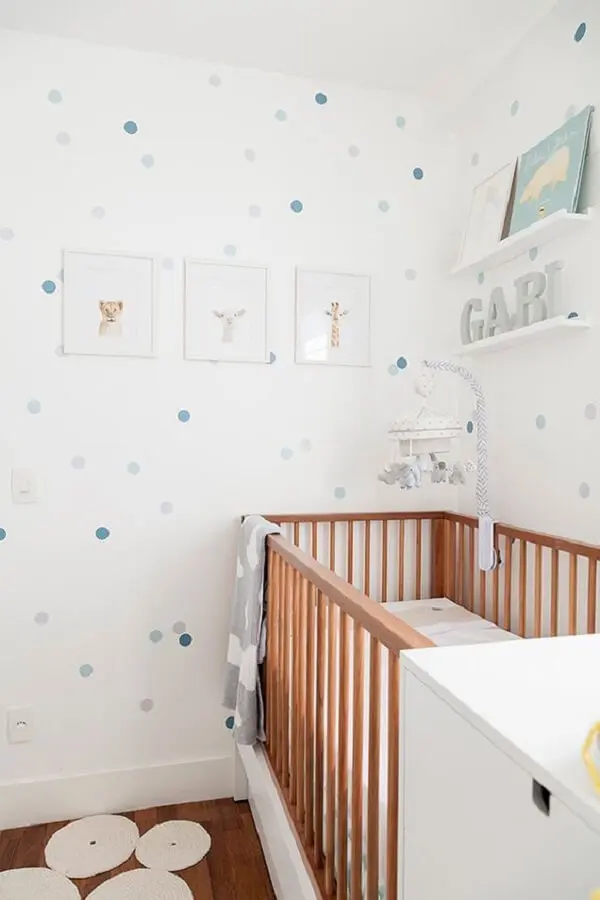 Prateleira branca compõem a decoração do quarto de bebê simples