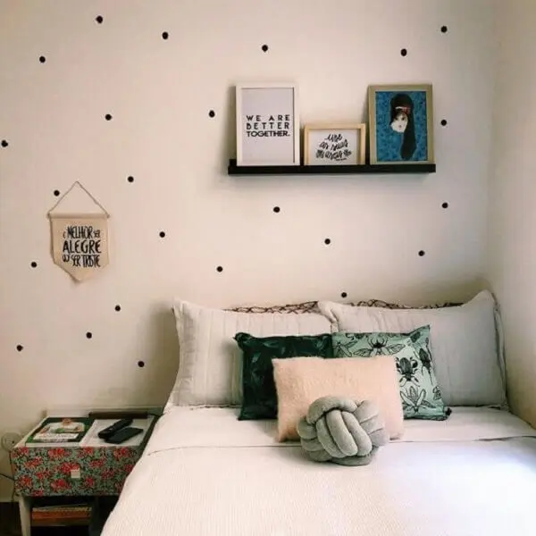 Prateleira para quadros acima da cama complementam a decoração do quarto simples