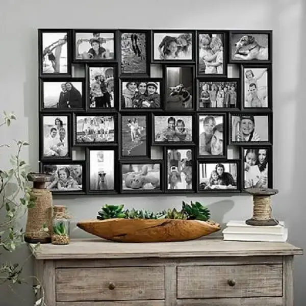 Quadro de fotos compõe a decoração acima da cômoda