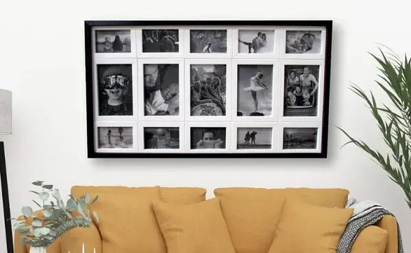 Quadro de fotos compõe a decoração da sala de estar