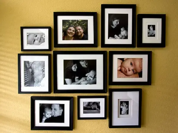 Quadro de fotos de família com a mesma moldura