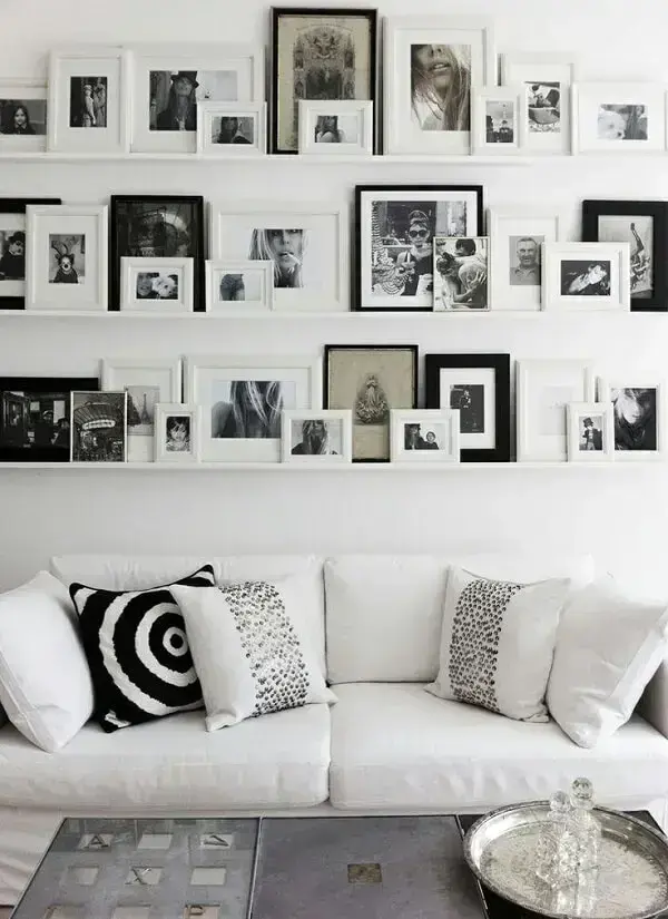 Quadro de fotos em preto e branco complementam com estilo a decoração da sala de estar