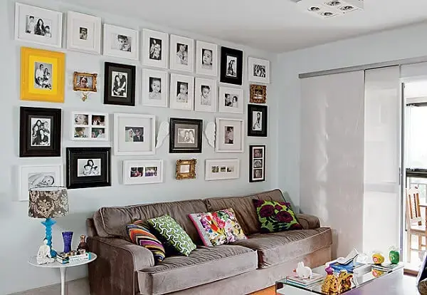 Quadro de fotos para parede compondo a decoração da sala de estar