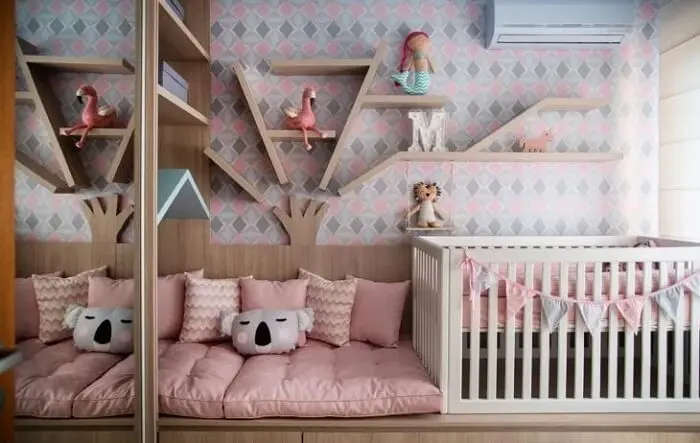 Que tal essa proposta de prateleira para quarto de bebê com design de árvore?