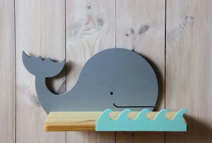 Que tal uma prateleira para quarto de bebê com desenho de baleia?