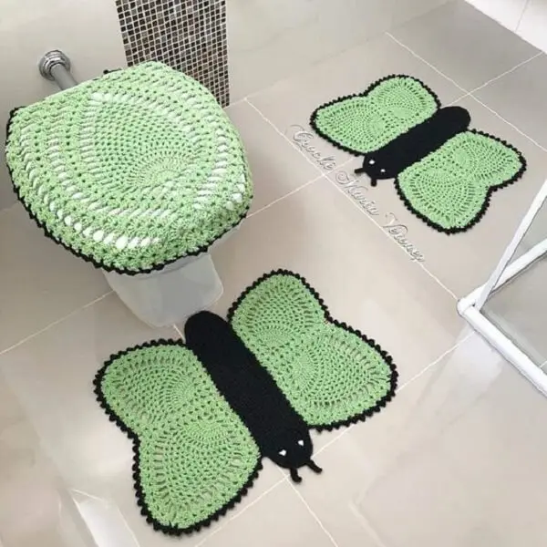 Tapete de crochê utilizado como enfeite para banheiro pequeno