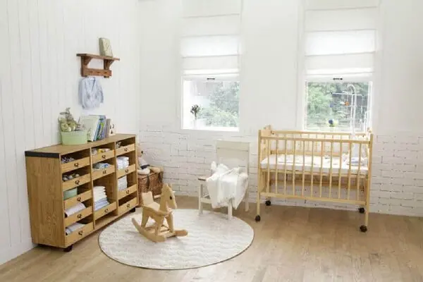 Utilize móveis de madeira na decoração de quarto simples de bebê
