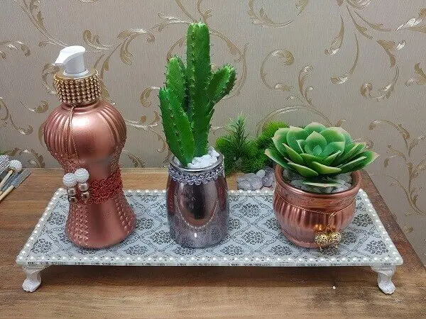 Vaso de cerâmica com suculentas para compor a decoração do banheiro