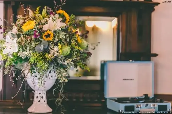 Vitrola e arranjo com flores fazem parte da decoração vintage
