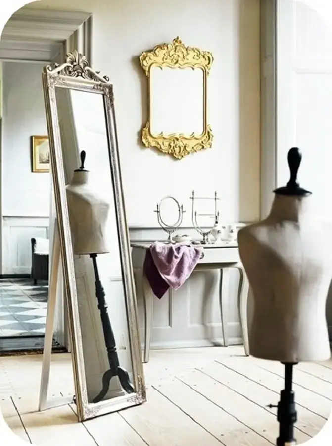 ambiente decorado com modelos diferentes de espelho provençal Foto Design & Gaver