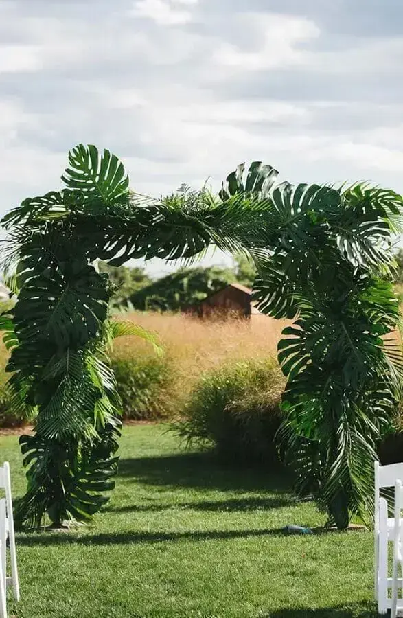 foliage arch for simple outdoor wedding ceremony in the countryside Photo Pinterest