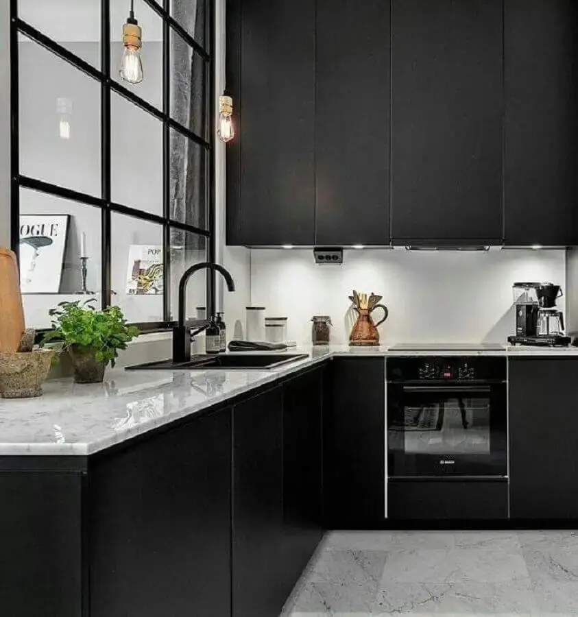armário de cozinha preto e branco planejado Foto AP101