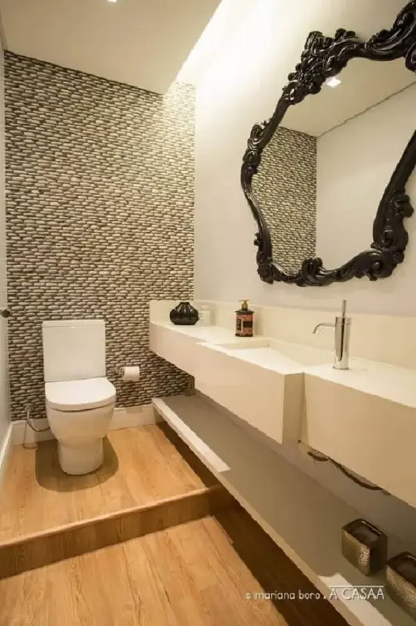 banheiro moderno decorado com espelho com moldura provençal preta Foto A Casaa