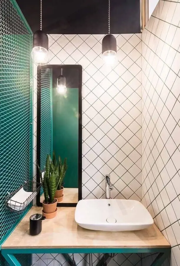 banheiro verde água decorado com bancada de madeira Foto Design Ideas
