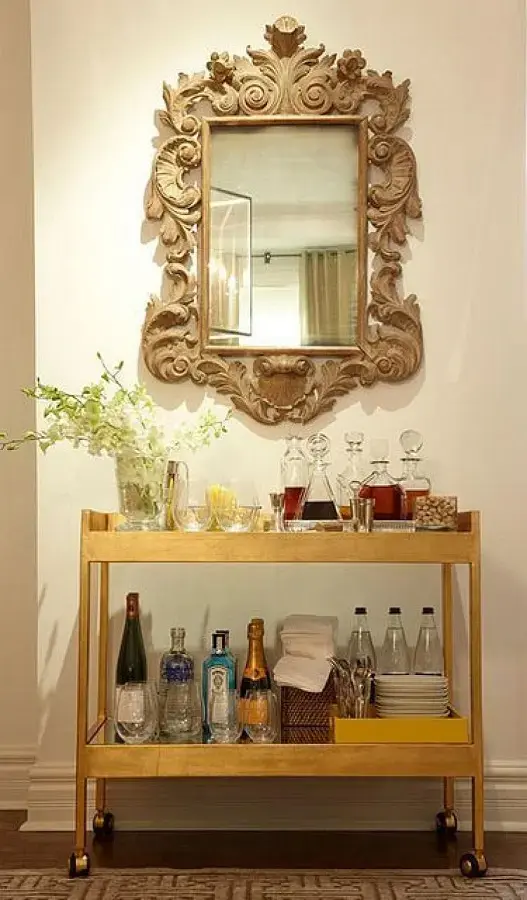 barzinho pequeno decorado com espelho provençal de madeira Foto Correia Construtora e Incorporadora