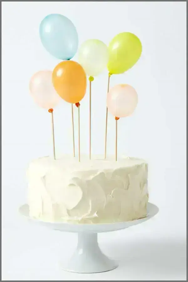 bolo de aniversário decorado com balões coloridos no topo Foto Art Craft Ideas