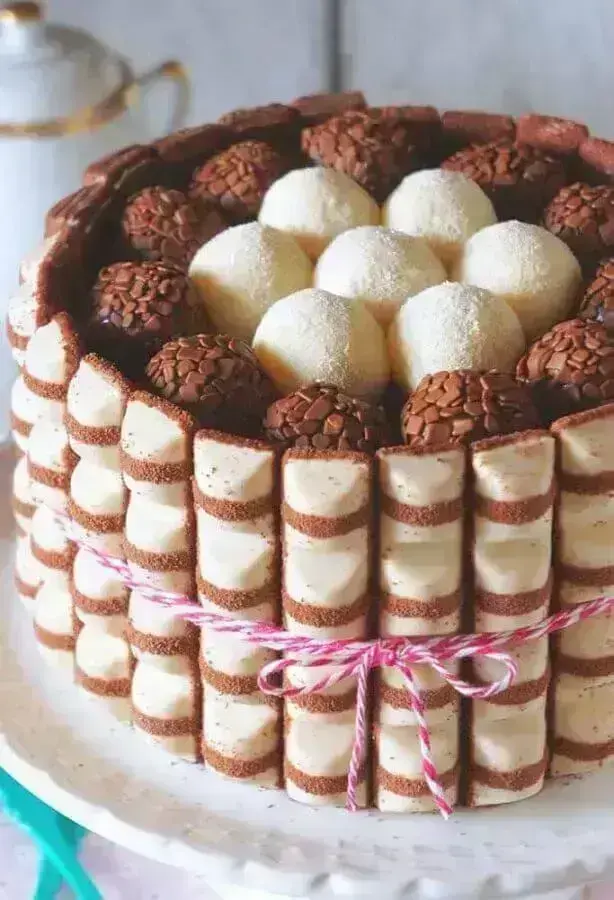 bolo de aniversário decorado com brigadeiros e kinder ovo Foto Pinterest