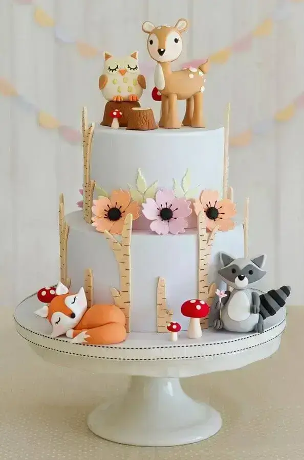 bolo de aniversário decorado com pasta americana com tema animaizinhos da floresta Foto The Cuddl