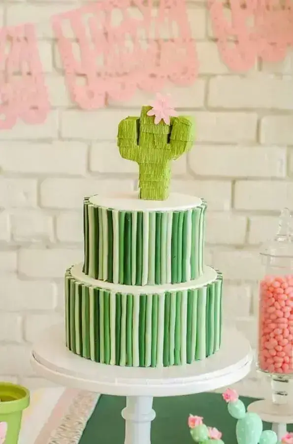 bolo de aniversário decorado com pasta americana com tema cactos Foto Mint Event Design