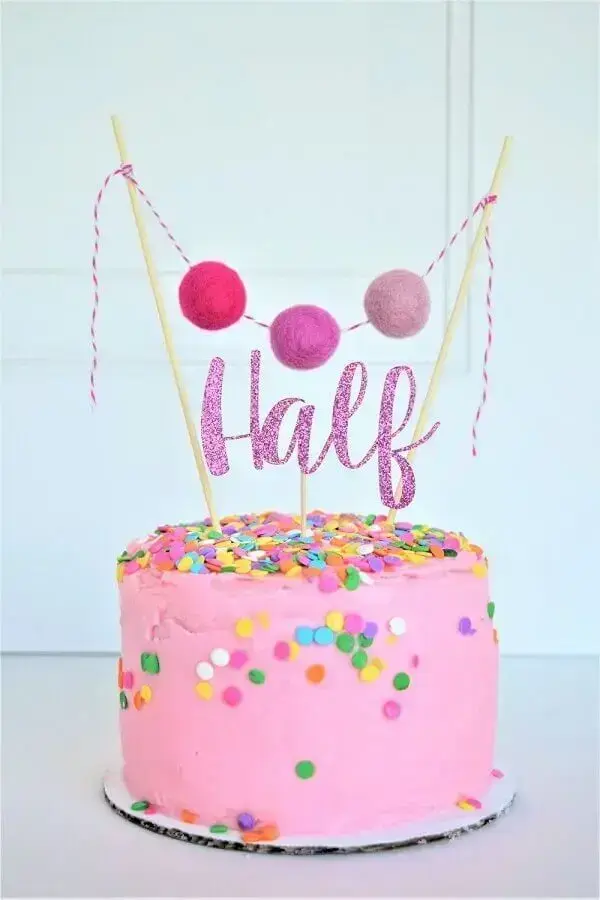 bolo de aniversário decorado cor de rosa com confetes coloridos Foto Cakes Ideas