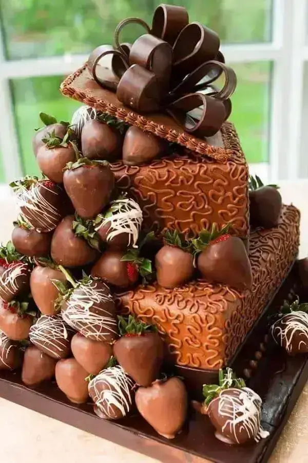 bolo de chocolate decorado quadrado com vários morangos Foto We Heart It