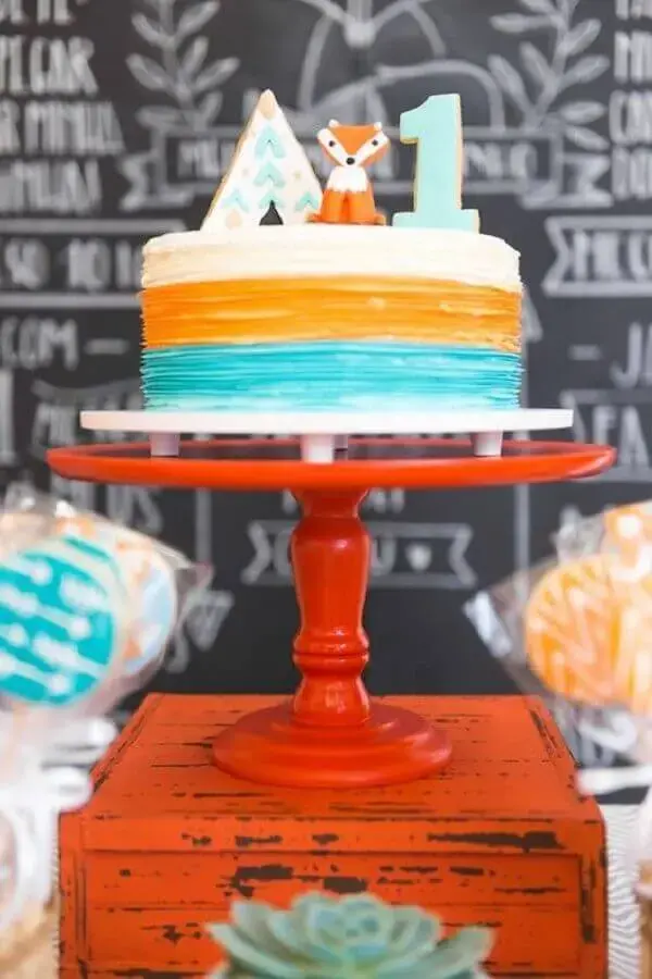 bolo de festa de aniversário decorado com mini raposa no topo Foto Blog Encontrando Ideias