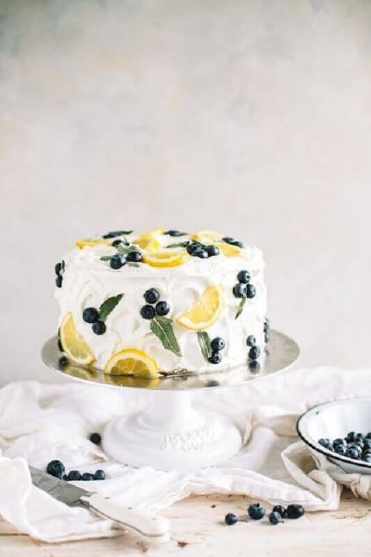 bolo decorado com chantilly e frutas Foto Pinterest