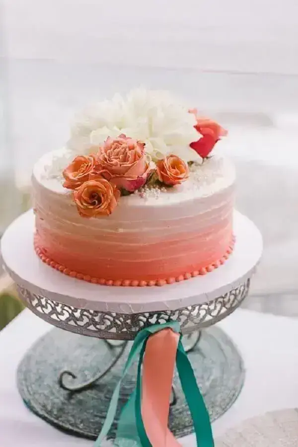 bolo decorado com flores brancas e salmão Foto Cake Inspiration