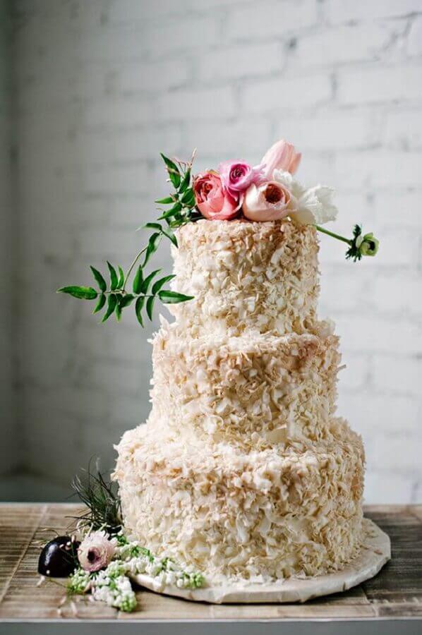 bolo decorado com flores e coco Foto WeddingOMania