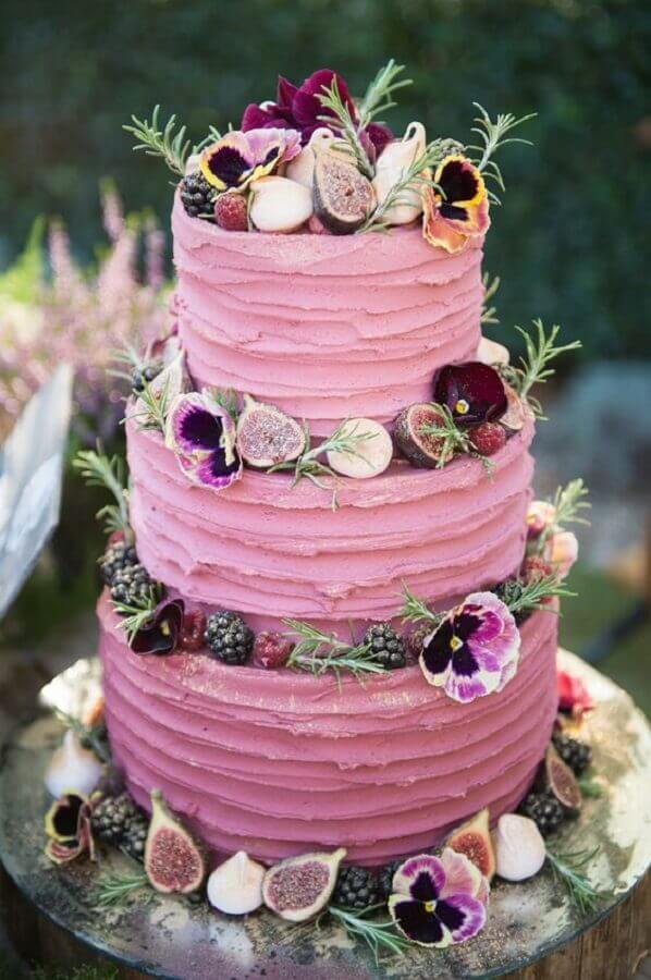 bolo decorado com frutas e flores e chantilly cor de rosa Foto Especially Amy
