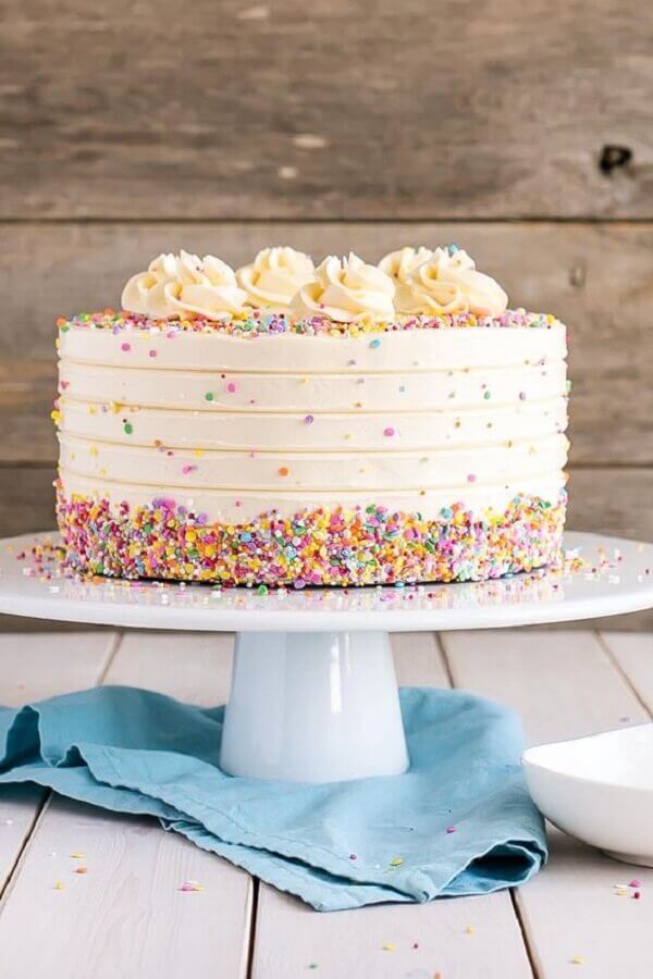 bolos decorados com confeitos coloridos Foto Liv for Cake