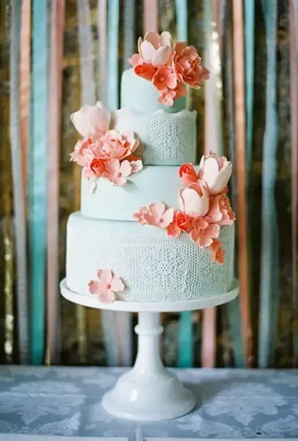 bolos decorados com pasta americana com desenhos de renda e flores na cor salmão Foto Pinterest