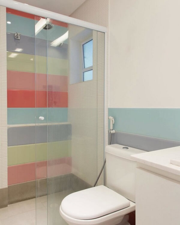 box para banheiro vidro e parede colorida