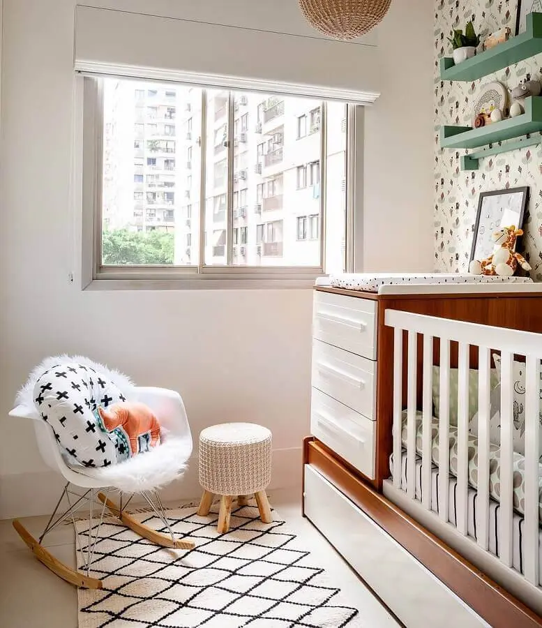 cadeira de balanço para quarto de bebê decorado com prateleiras verde e berço de madeira Foto Ester Monteiro Arquitetura