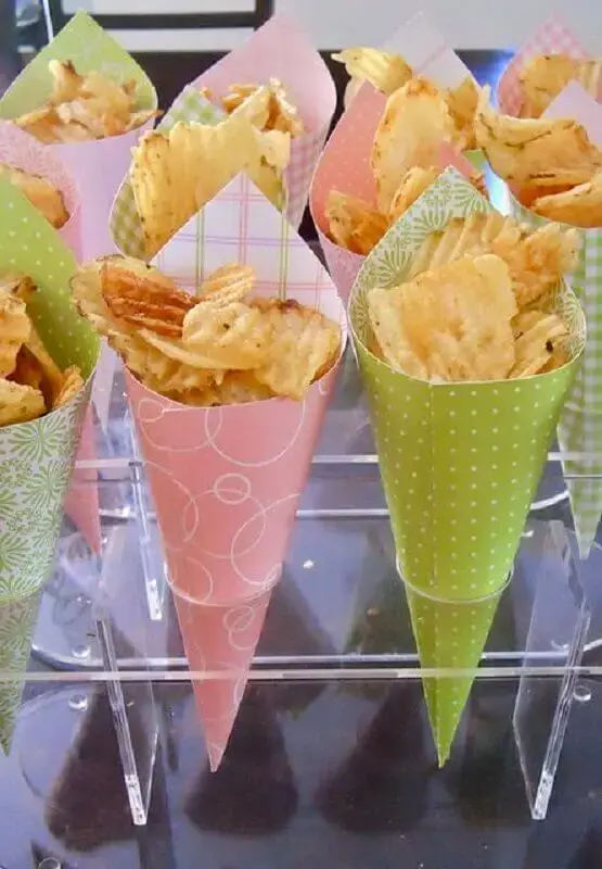 birthday party food - small potatoes served in paper cone Foto Madres y Padres Creativos