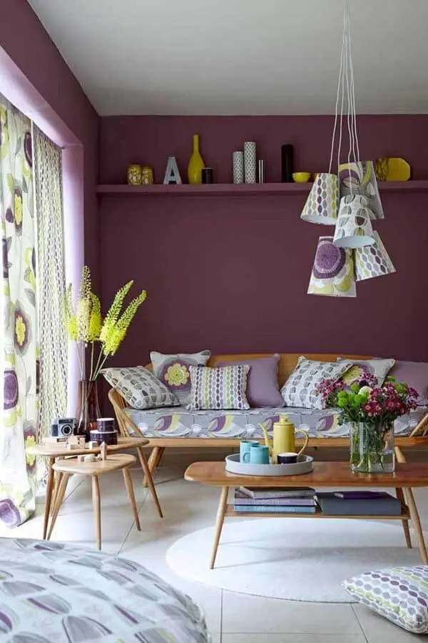 cor lilás decora sala de estar