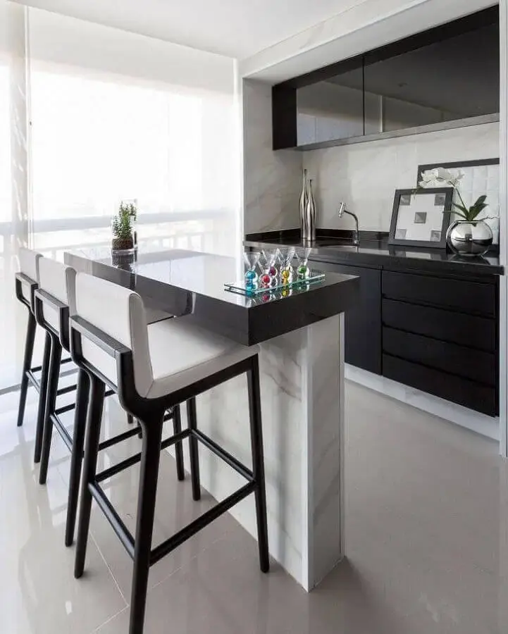 cozinha americana preta e branca decorada com revestimento de mármore Foto Monise Rosa