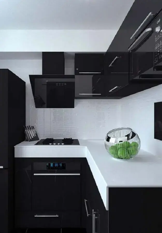 cozinha compacta preto e branca decorada com armários com acabamento brilhoso Foto Construção e Design