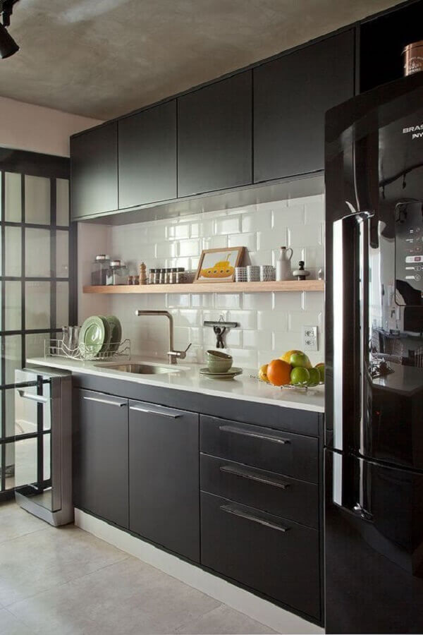 Cozinha Compacta Preto e Branca Decorada com Subway Tile