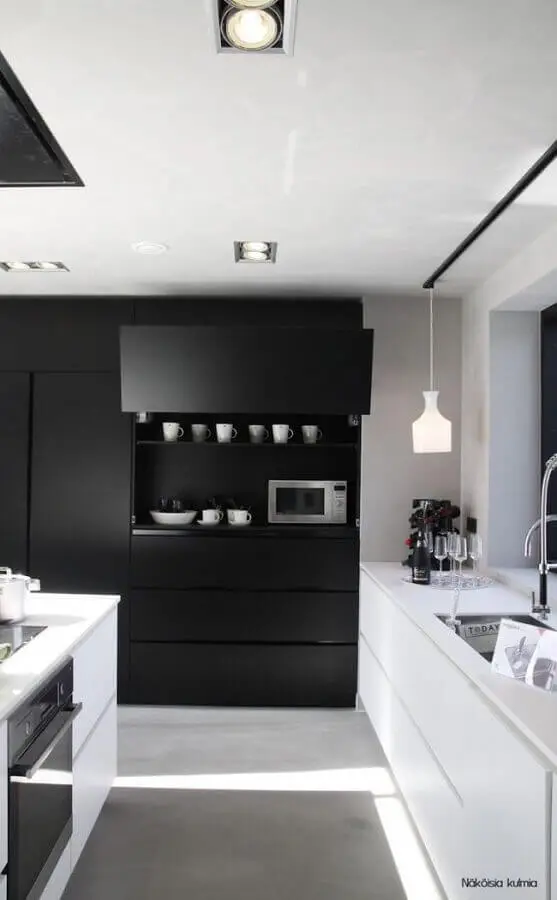 cozinha planejada preta e branca com decoração minimalista Foto Decocrush
