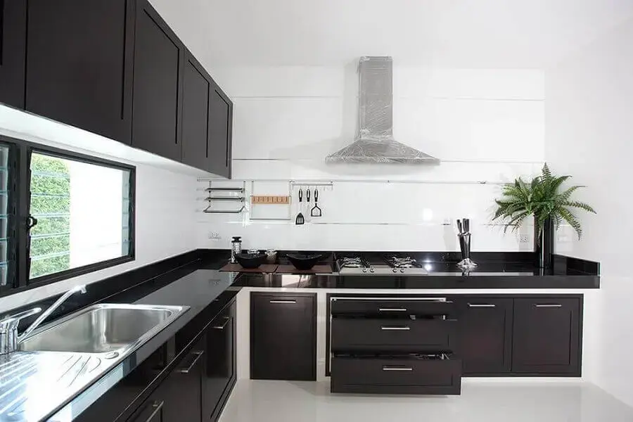 cozinha preta e branca simples com armários planejados Foto EFL Furniture