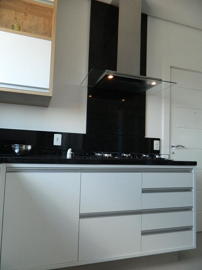 cozinha preta e branca simples com coifa de vidro Foto Adriana Victorelli