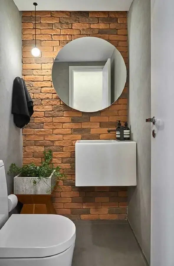 decoração banheiro masculino pequeno com parede de tijolinho Foto Casa de Valentina