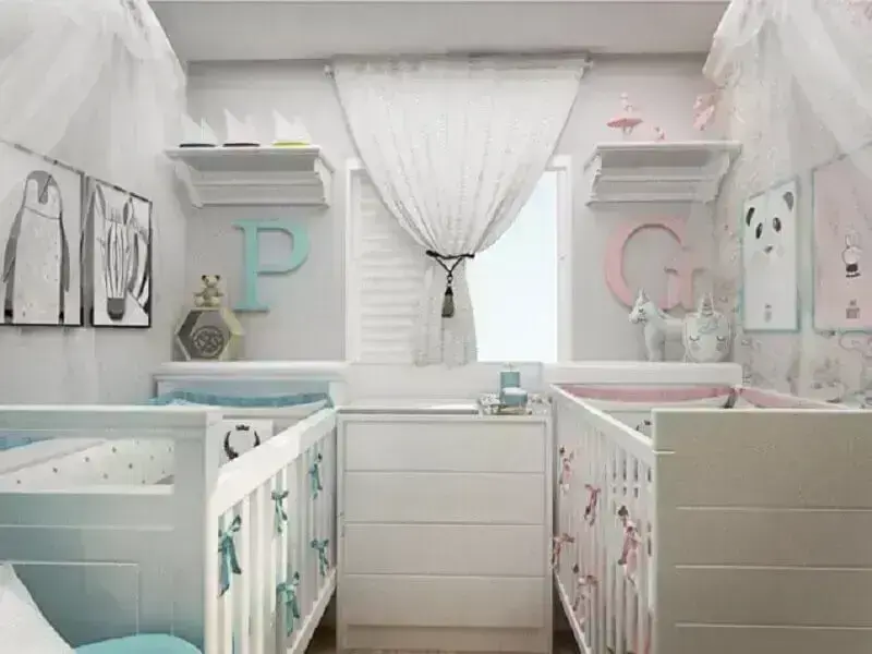 decoração cinza para quarto de bebê gêmeos casal com detalhes em rosa e azul Foto Rebeca Kerst