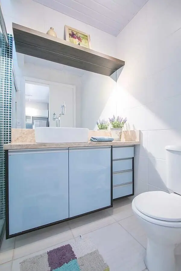 decoração clean para banheiro masculino com armário azul claro Foto Grupo Expertise Imóveis