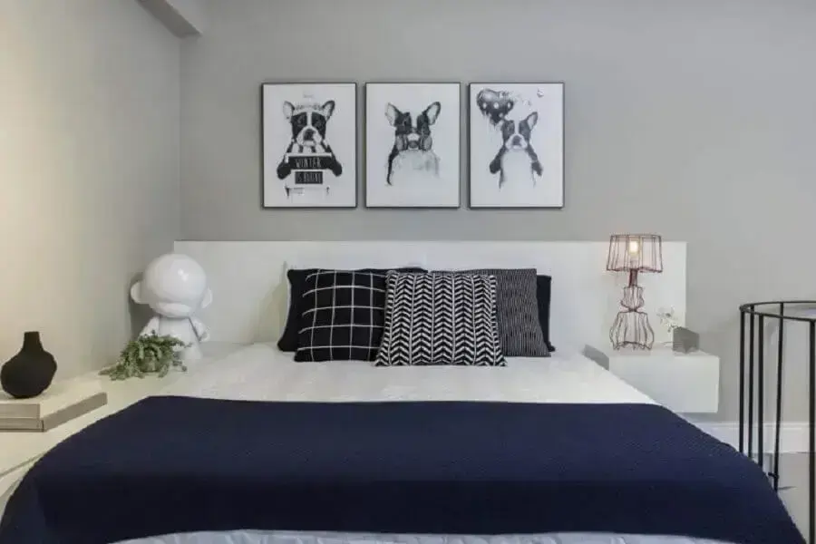 decoração clean para quarto cinza e branco com quadrinhos de cachorros Foto MN Arquitetura + Interiores