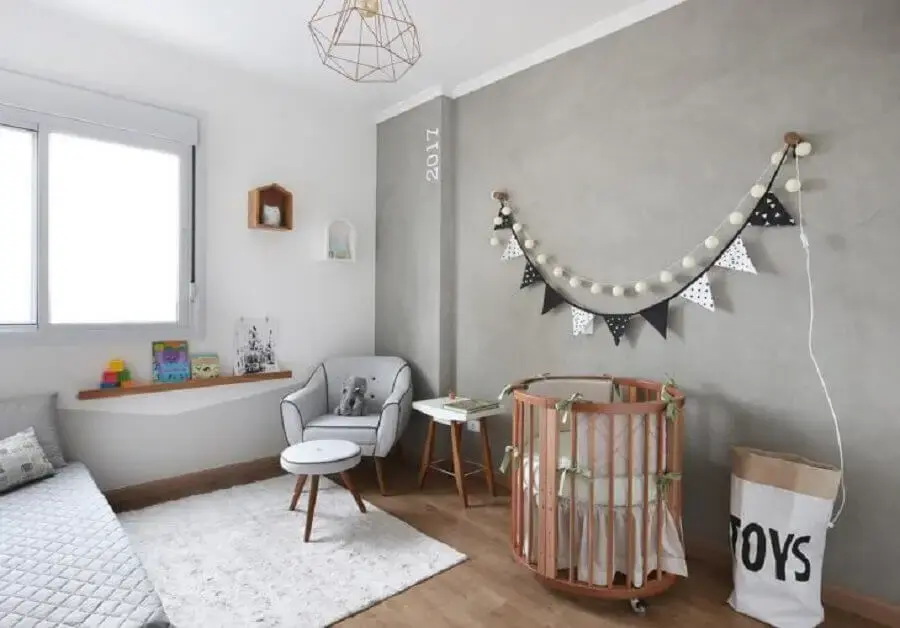 decoração clean para quarto de bebê cinza com mini berço e piso de madeira Foto Studio Vida Design